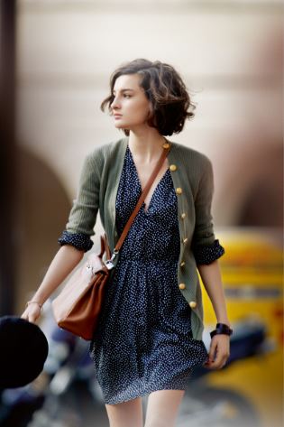 استایل پاریسی خانمی با لباس سورمه ای کوتاه